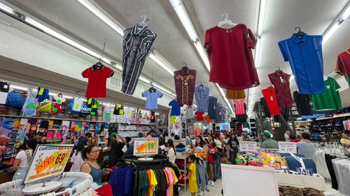 Familias abarrotan el Centro en busca de útiles escolares