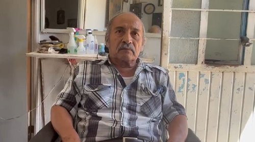 Don Guillermo, el peluquero de la vieja guardia que teje sueños