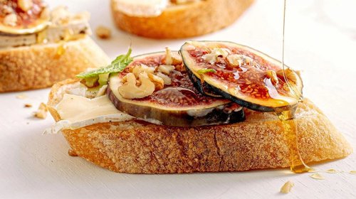Pan tostado con higos, ricotta y miel: un desayuno imperdible