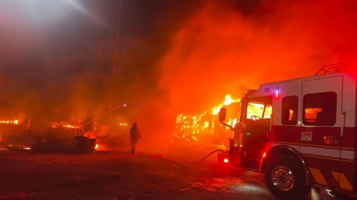 Incendio de tractocamión provoca daños materiales en Victoria