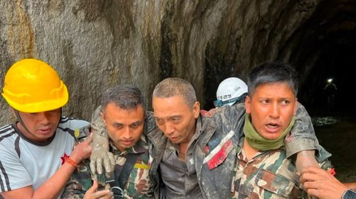  Rescatan con vida a trabajador atrapado en túnel de Nepal