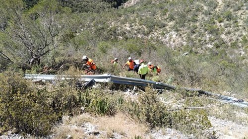 Mujer termina lesionada tras desbarrancar su auto en Iturbide