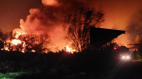 Combaten incendio en tarimera clandestina de Pesquería