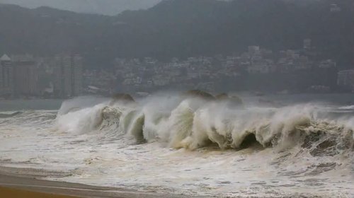 Cierran puertos en Guerrero y Michoacán por huracán Polo
