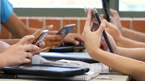 Restricción de celulares en las aulas gana respaldo: 81%
