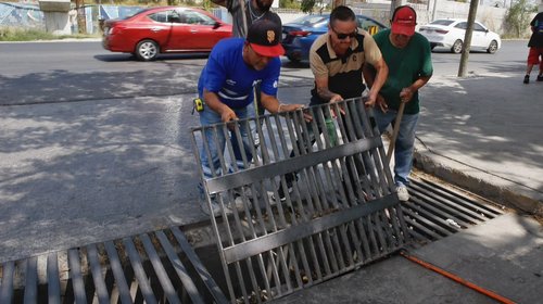 Monterrey activa operativo de limpieza en red pluvial