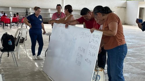 Inician clases en una cancha tras cierre de escuela por riesgo