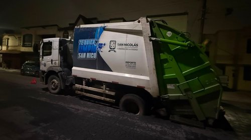 Queda atrapado camión de basura en San Nicolás ¡en un bache!