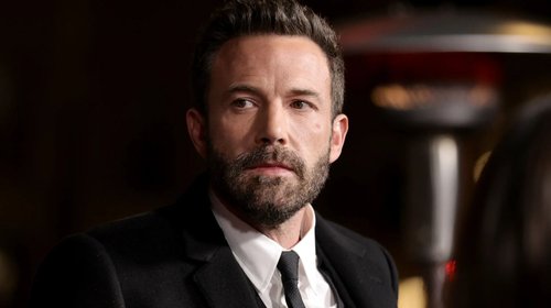 Affleck bromea sobre un papel en Dos mujeres, un camino