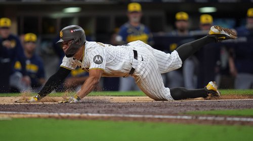 Padres evitan eliminación, vencen 4-3 a Cerveceros de Milwaukee