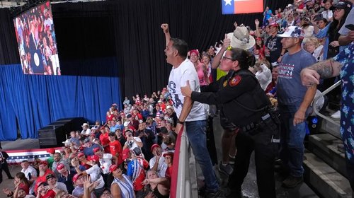 Interrumpen a Donald Trump siete veces durante mitin en Texas 