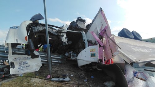 Tráiler que transportaba hielo acaba volcado en Los Ramones
