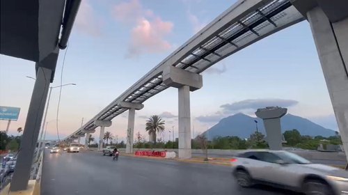 Liberan la Avenida Constitución tras la caída de puente peatonal