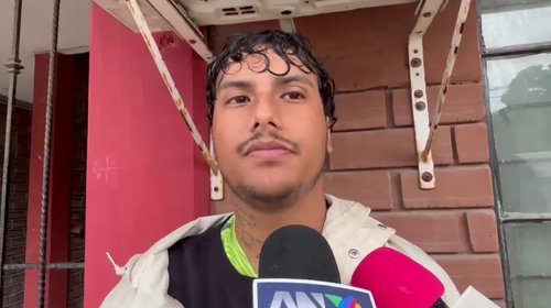 Joven compra su primer auto y termina arrastrado por la corriente