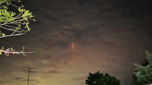 Captan extraña luz vertical en el cielo de General Terán