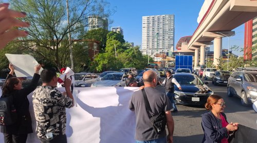 Bloquean trabajadores del IMSS avenidas principales de Monterrey
