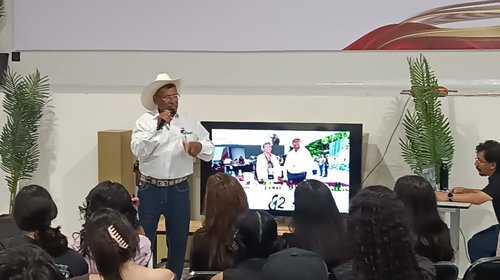 De recolector de orégano en la Sierra a conferencista