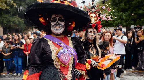 Regios viven color y tradición con el desfile de Calaveras