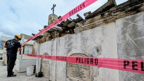 Fumigan y revisan tumbas en panteones de Santa Catarina