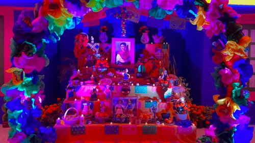 Escuelas de Monterrey mantienen viva tradición de Día de Muertos 