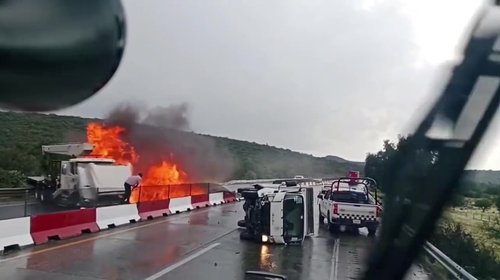 Video: Grúa se incendia tras perder el control en curva