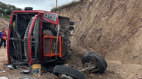 Vuelca microbús del Tren México-Querétaro; mueren dos