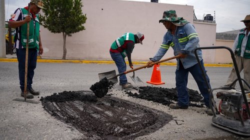 Refuerzan bacheo en colonias y zonas industriales en Ramos Arizpe
