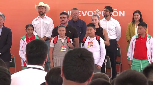 Promete Samuel García entregar una escuela por semana