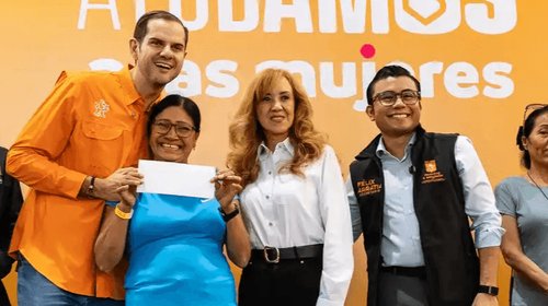 Entrega Félix Arratia tarjetas de apoyo a mujeres en La Alianza