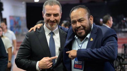Arropan panistas a Adrián de la Garza en Palacio de Monterrey