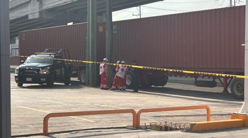 Captan en video homicidio de hombre, fue empujado a un tráiler
