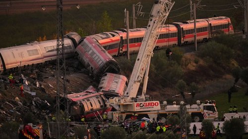 Aumenta a 69 muertos por choque ferroviario en España