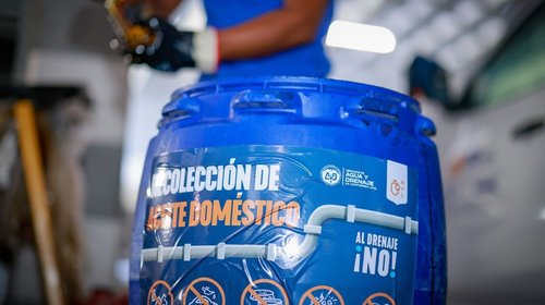 AyD recolecta 900 litros de aceite doméstico con 'Al Drenaje No'