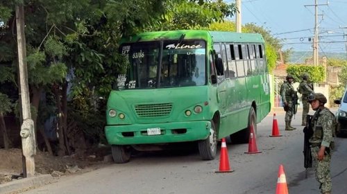 Balean camión con estudiantes a bordo en Escuinapa, Sinaloa