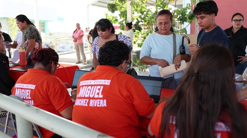 Entrega Miguel Sánchez 400 pares de lentes en Zuazua