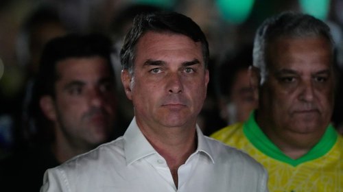 Flávio Bolsonaro huye tras sufrir derrota electoral en Brasil