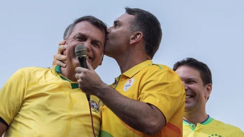 Bolsonaro quiere que su padre le entregue banda presidencial