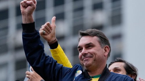 Bolsonaro adelanta por primera vez a Lula en encuestas de Brasil