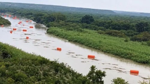 Río Bravo arrastra boyas y cierran puentes entre Coahuila y Texas