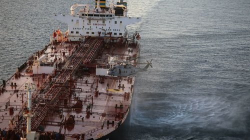 Buques petroleros navegan por Ormuz pese a amenazas de Irán