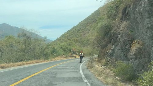 Cae flujo de ciclistas en carretera Rumbo Nuevo por tráfico