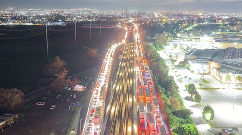 Bloqueo por desaparecidos cumple 19 horas en México-Toluca