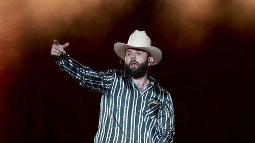 Critican a Carín León por posponer show en Las Vegas