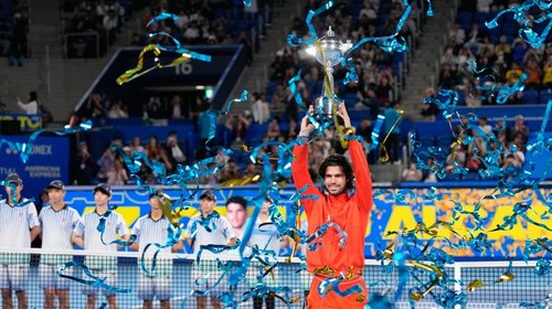Carlos Alcaraz levanta el trofeo del Abierto de Japón 2026