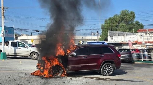 Corto circuito consume camioneta estacionada en Saltillo