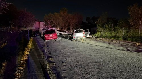 Vehículo choca contra poste y provoca apagón en colonia