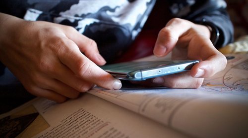 Decidirán en septiembre reglamento sobre celulares en escuelas