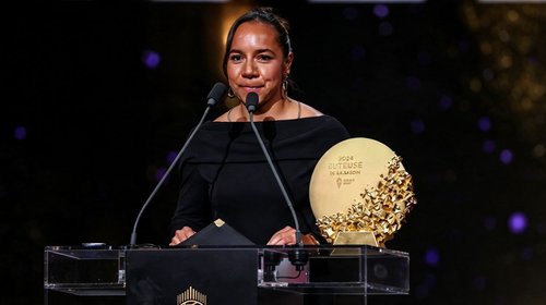 Felicita CSP a Charlyn Corral tras ganar Balón de Oro