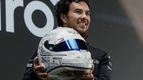 'Checo' Pérez presume casco conmemorativo para GP de México