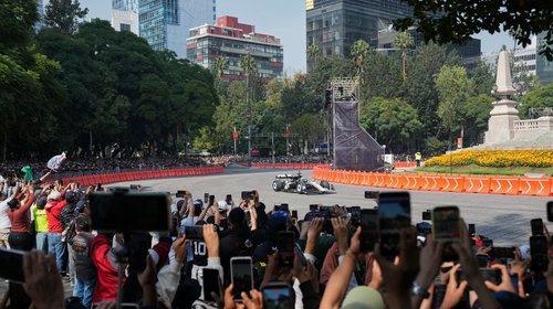 'Checo' Pérez desata la euforia con espectacular show run